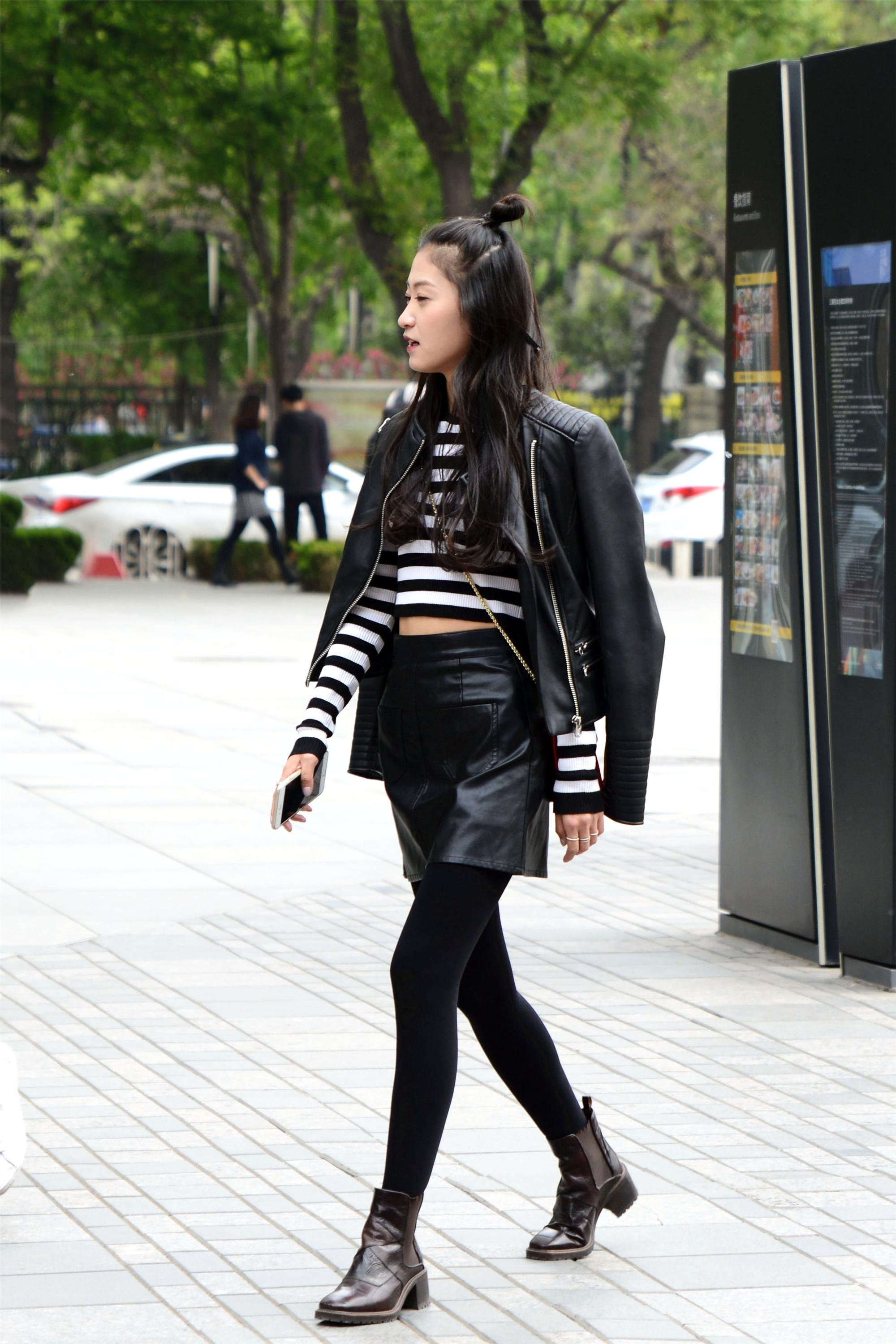 三里屯的时尚姑娘春天里搭配它出行,修身又显瘦
