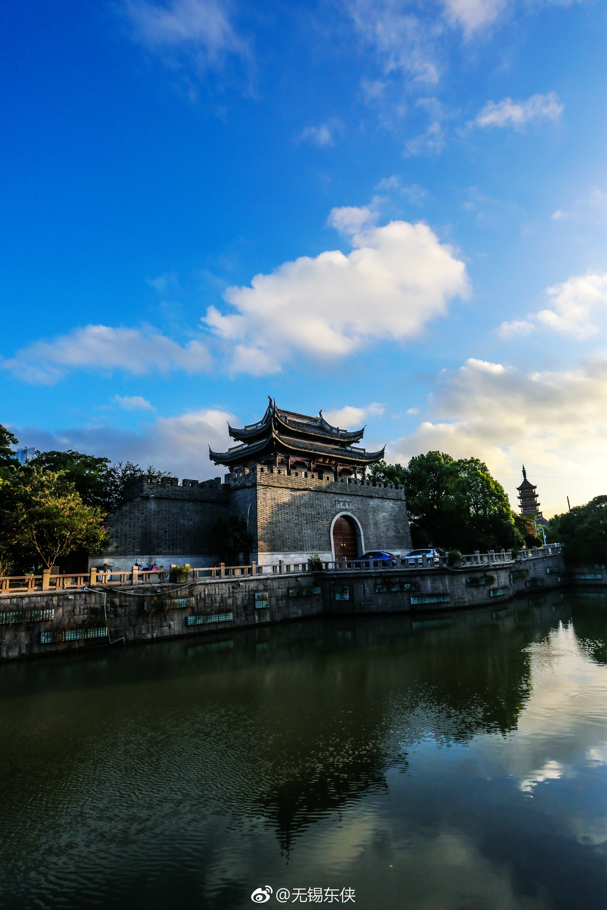 解放路上,紧邻古运河,和南禅寺也只隔了一条马路,是无锡古城的南大门