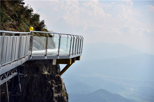 五一假期去清远金子山挑战玻璃天梯,赏满山映山红