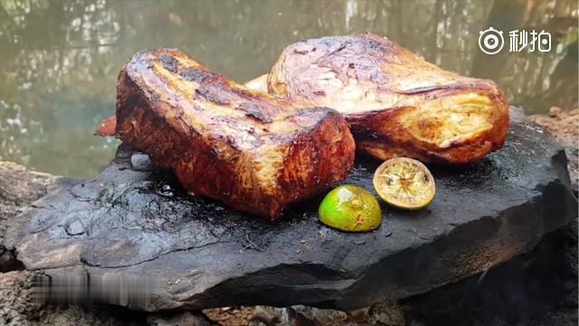 野外求生:利用原始技术烤肉,石板烤野猪肉