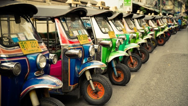 在印度,大学老师的老公也要蹬三轮谋生?