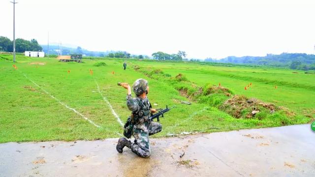 跪姿,卧姿三种投掷方式而且还要将手榴弹"飞"得又远又准捆绑炸药向