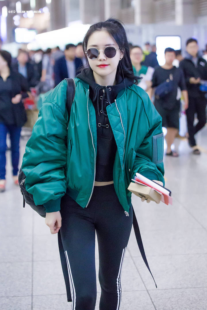 孙娜恩现身机场,网友:这一身堪称行走的时尚,太完美!