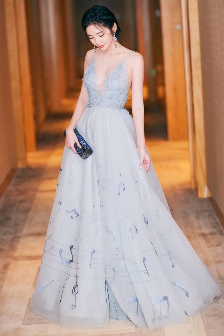唐艺昕这件礼服太好看,胜过之前所有衣服,还秒杀了其他女星