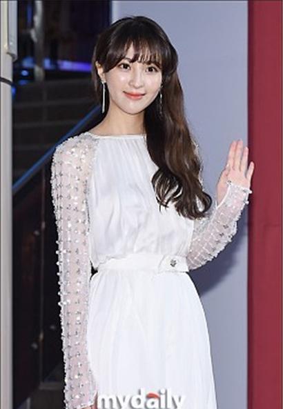 郑慧星出席某活动,身穿一袭白色长裙,面容娇美女神范十足