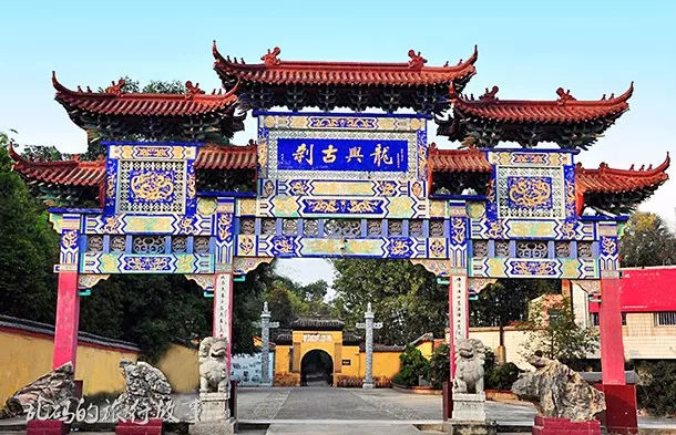 安徽凤阳皇觉寺是朱元璋早年出家的寺庙,在其登基为皇帝后,由原先的