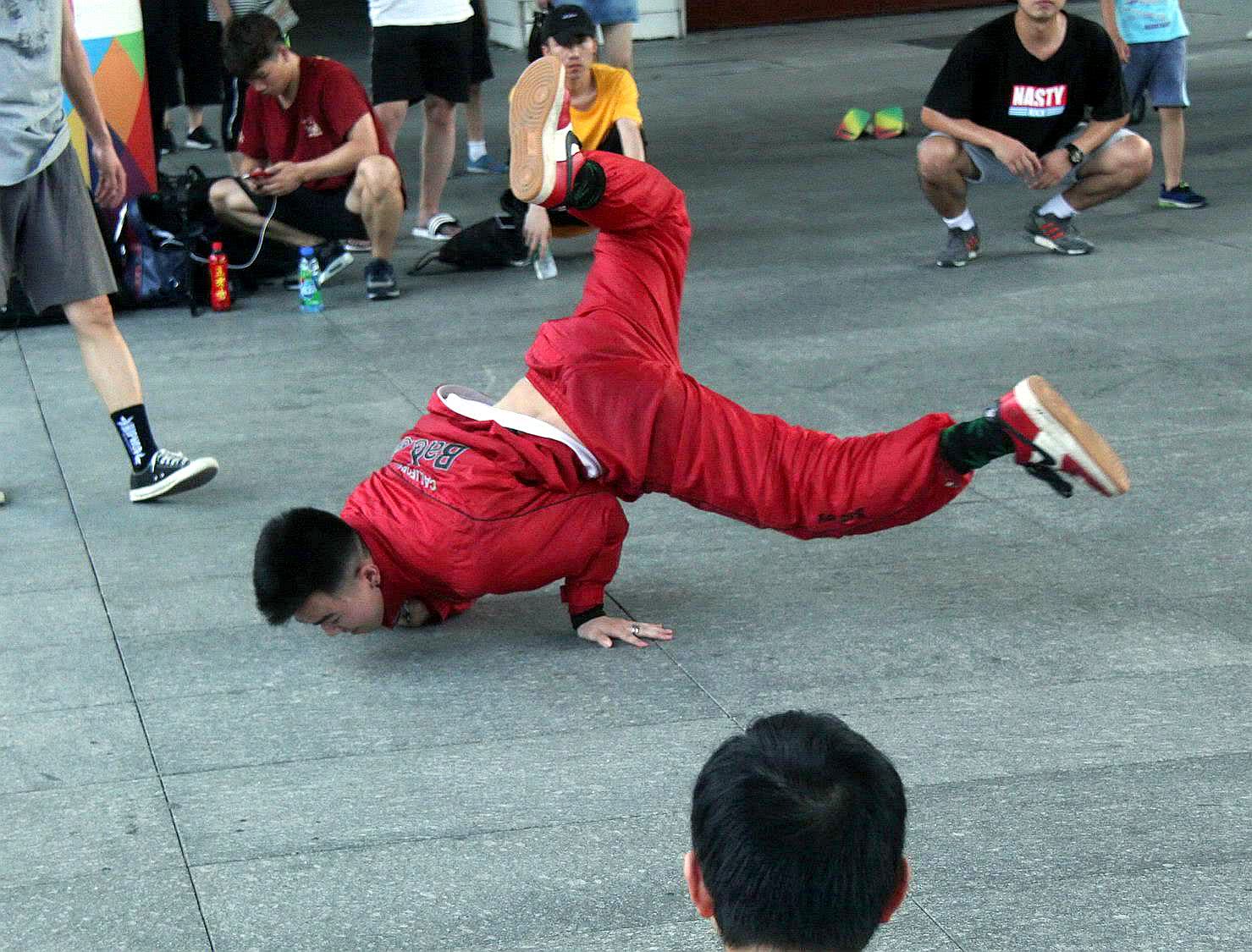 盛夏的北京市奥林匹克公园,一群"舞林高手"大秀真功夫