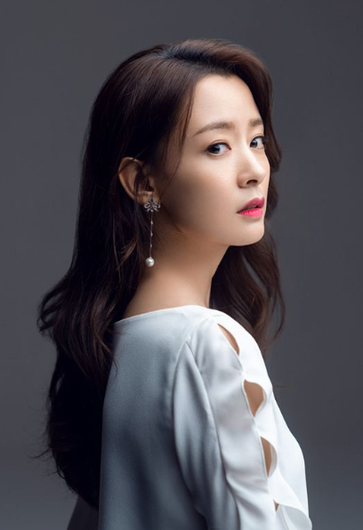 她曾被房祖名疯狂追求,却在公开场合示爱胡歌,今又与他传出恋情