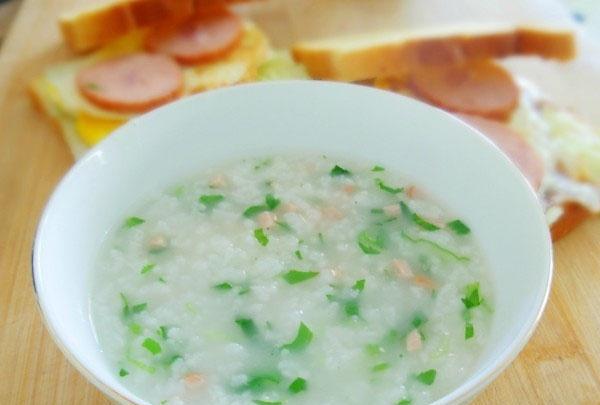 芹菜粥清淡易消化,含有丰富的植物纤维素,是适宜春季常服的粥类