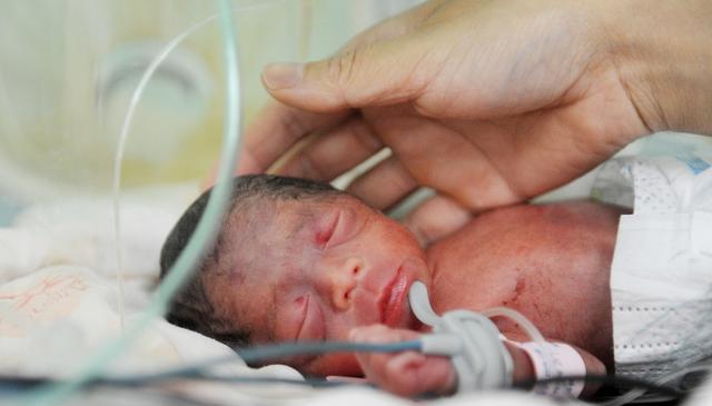 高龄孕妇被逼引产七个月胎儿,看到孩子那一刻,婆婆失声痛哭