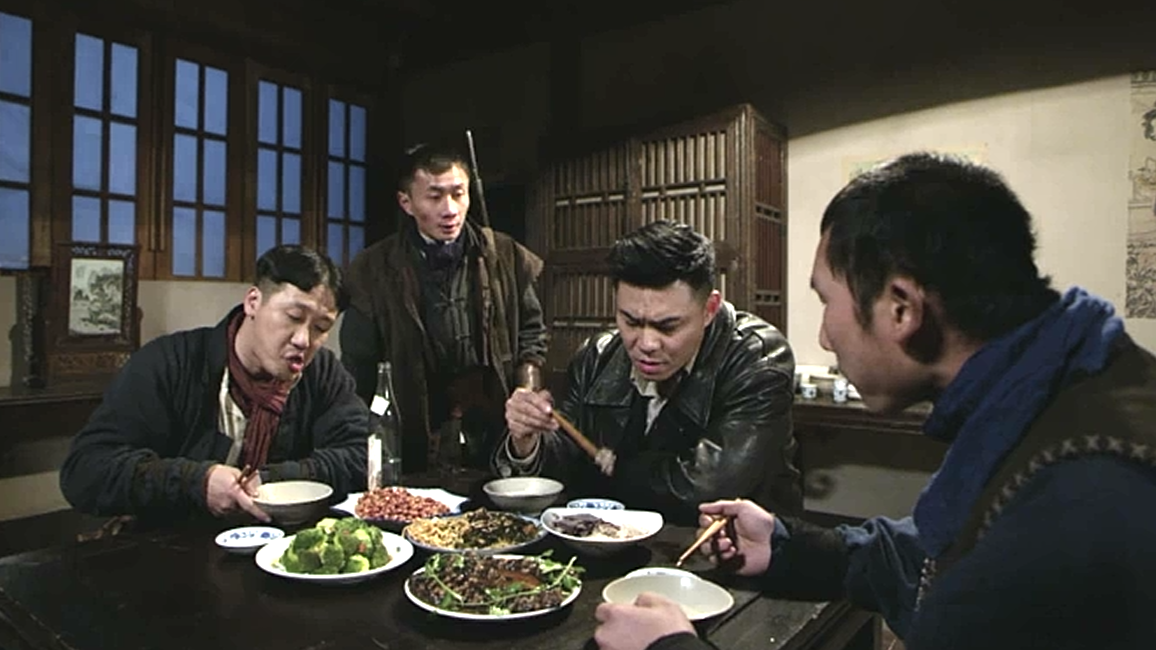 小混混仗着后台势力大吃霸王餐,没想到被邻桌的客人暴打