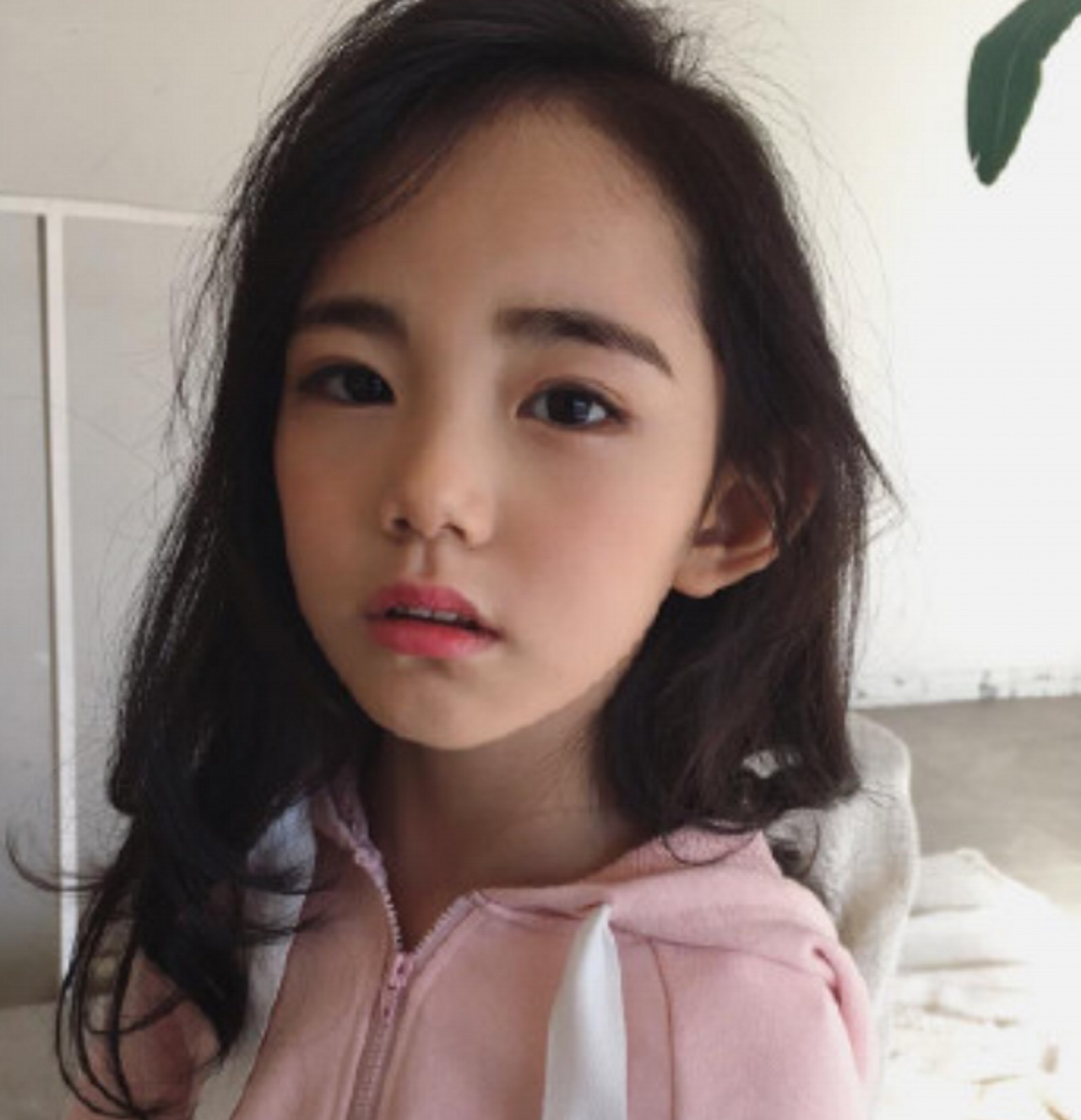 因从小天天化妆的原因,被诊断再也长不大,模样永远停留在14岁