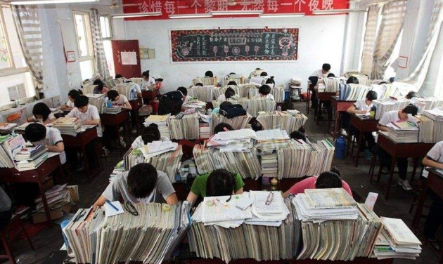 高考前夕考生们的书桌,这些都是能够改变他们命运的宝贝
