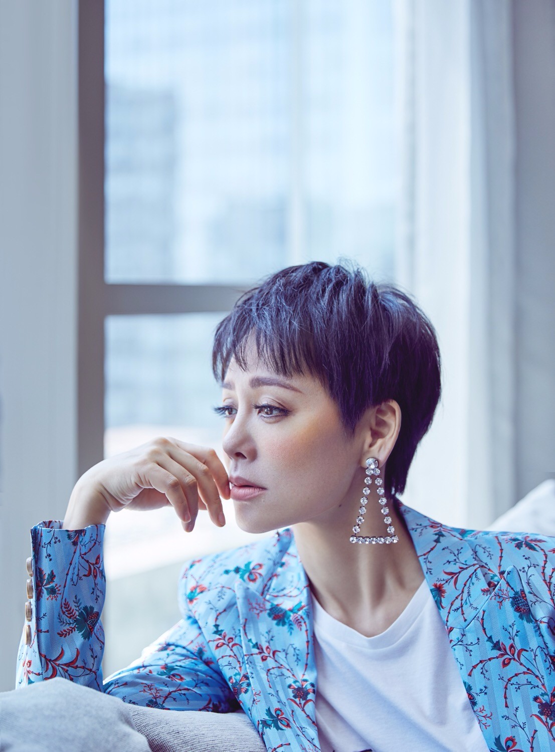 宁静担任"校草"大赛评委 点评幽默睿智现场展歌喉