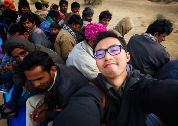 印度人第一次来中国旅游,竟在火车上做出这样的举动?