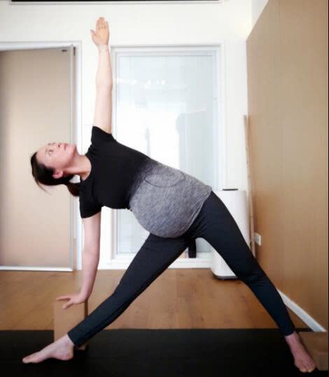 蒋勤勤经常在网上和网友分享她的瑜伽运动,就算是挺着大肚子,也丝毫