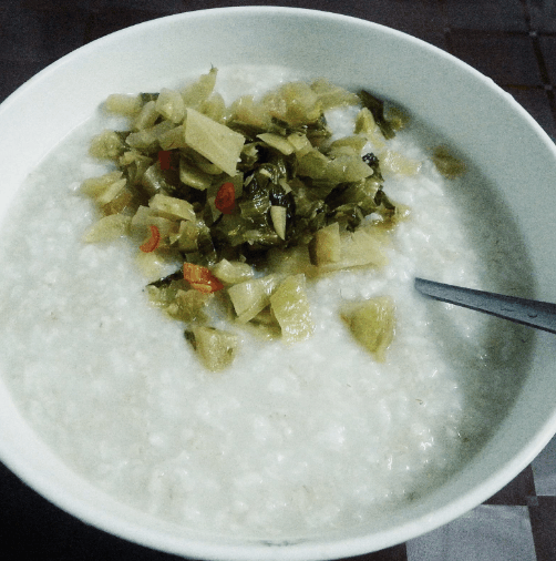 很多人在喝稀饭的时候,往往会加一点咸菜来搭配,但是咸菜其实是一个亚