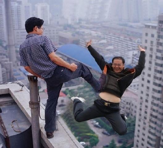 大神觉的从楼顶被人踹下去的姿势才是最帅气的