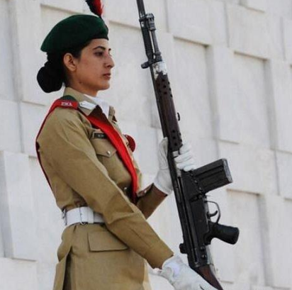 巴基斯坦女兵手持钢枪与解放军亲密合影