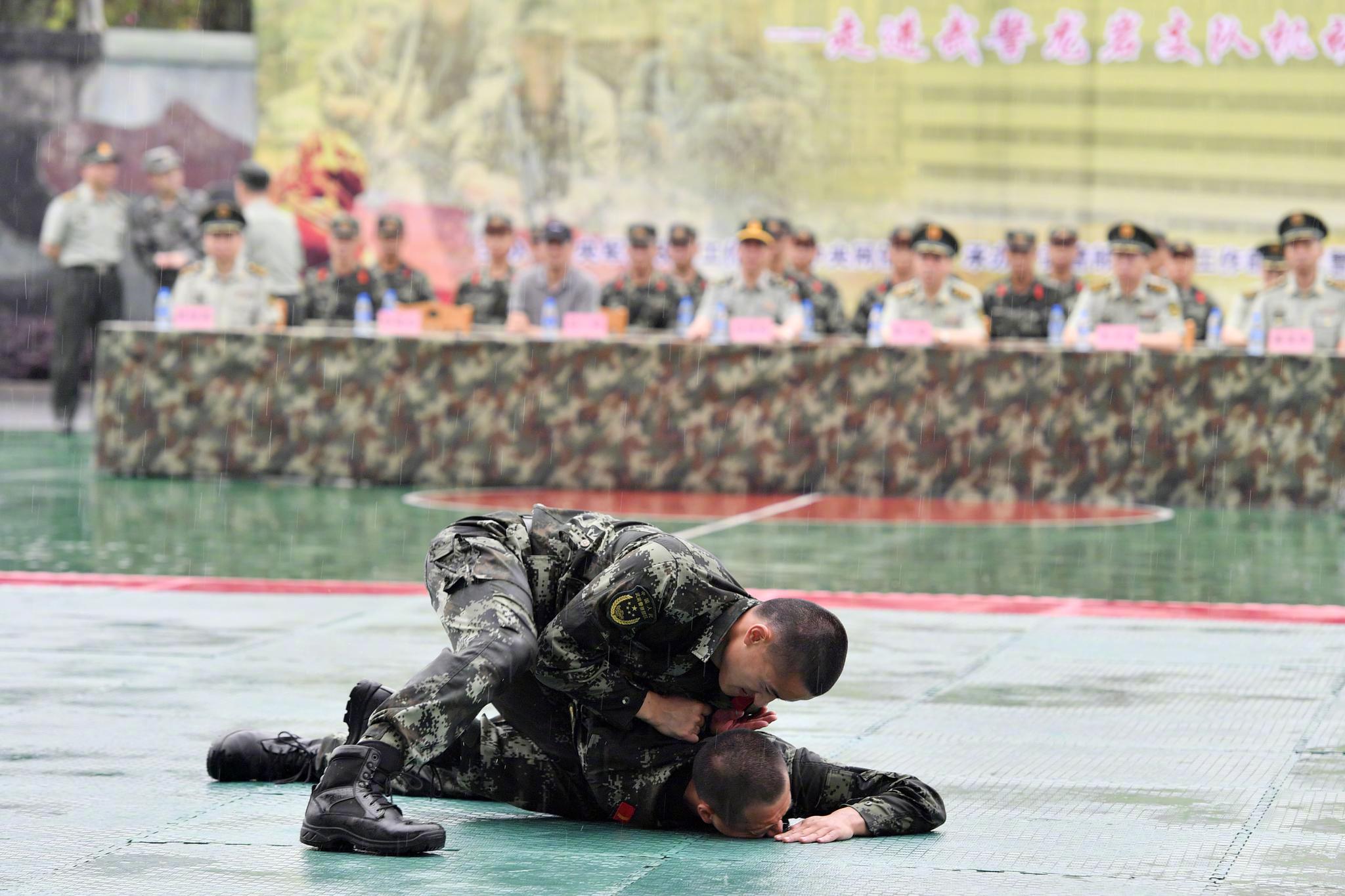 武警龙岩支队机动中队的擒拿搏击训练表演武警部队的格斗技术