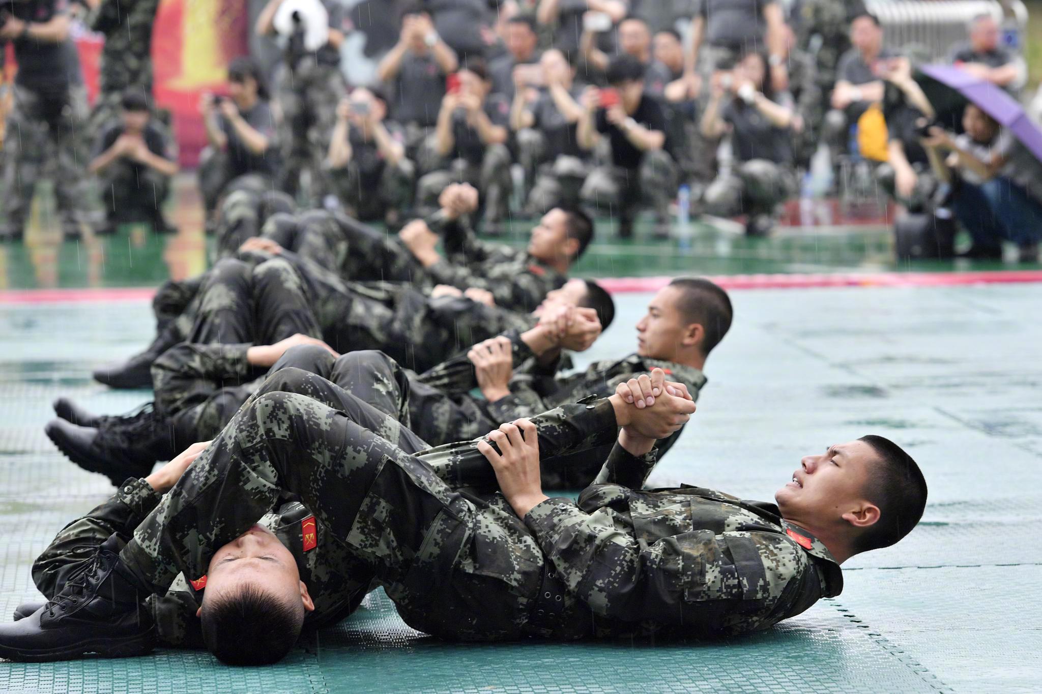 武警龙岩支队机动中队的擒拿搏击训练表演武警部队的格斗技术