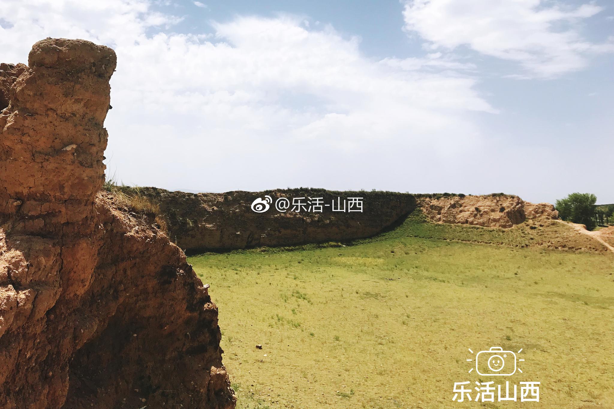 月华池位于山西省大同市左云县威鲁村北的明长城内侧,以长城为北墙,是