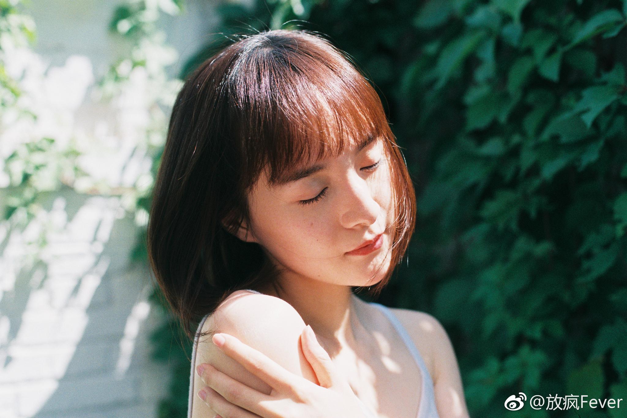 最近在热播的电视剧中饰演萧艾的拍摄了一组夏日清新写真