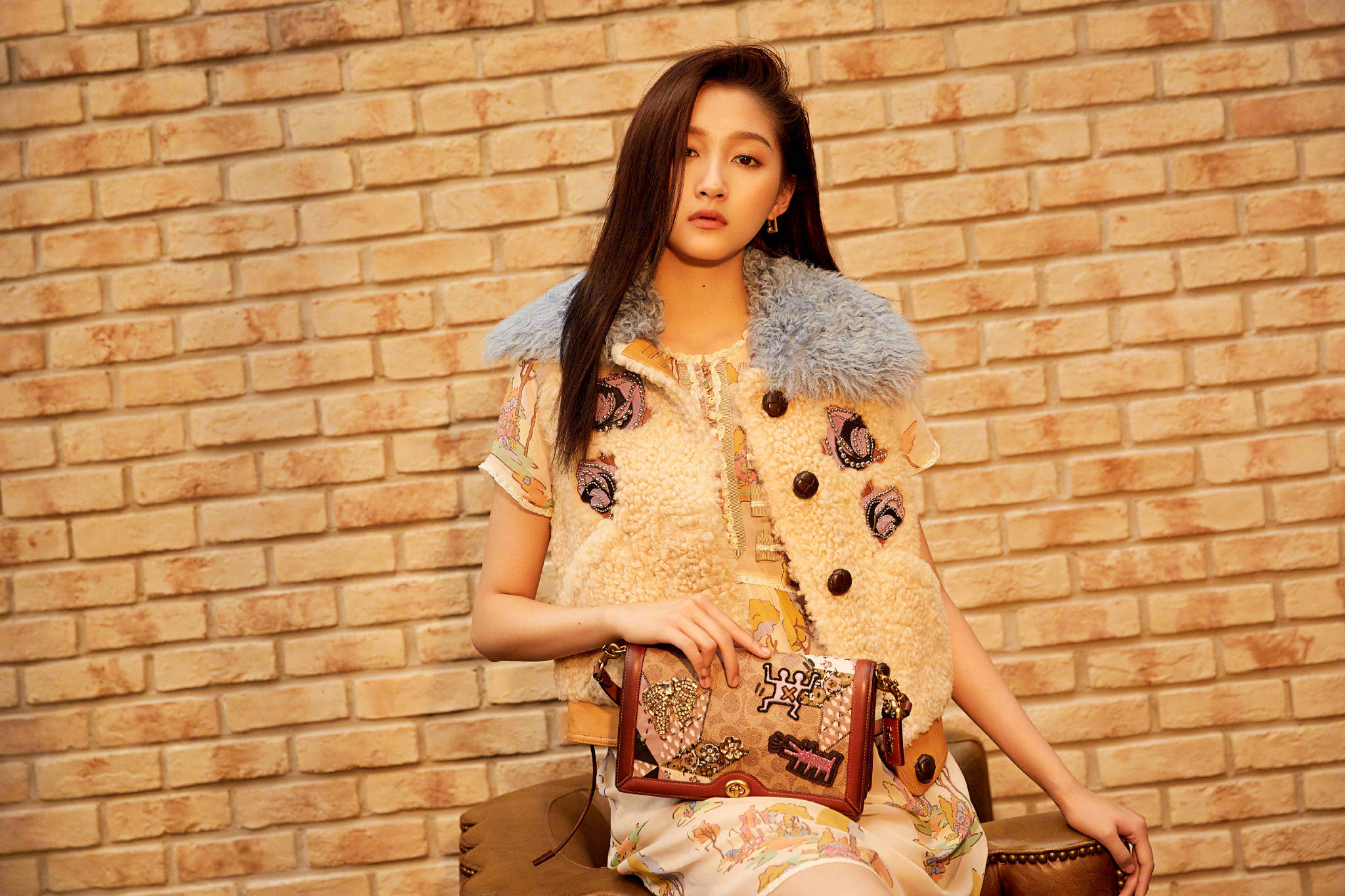 关晓彤成为蔻驰中华区首位女代言人,网友:终于不走小公主风了!