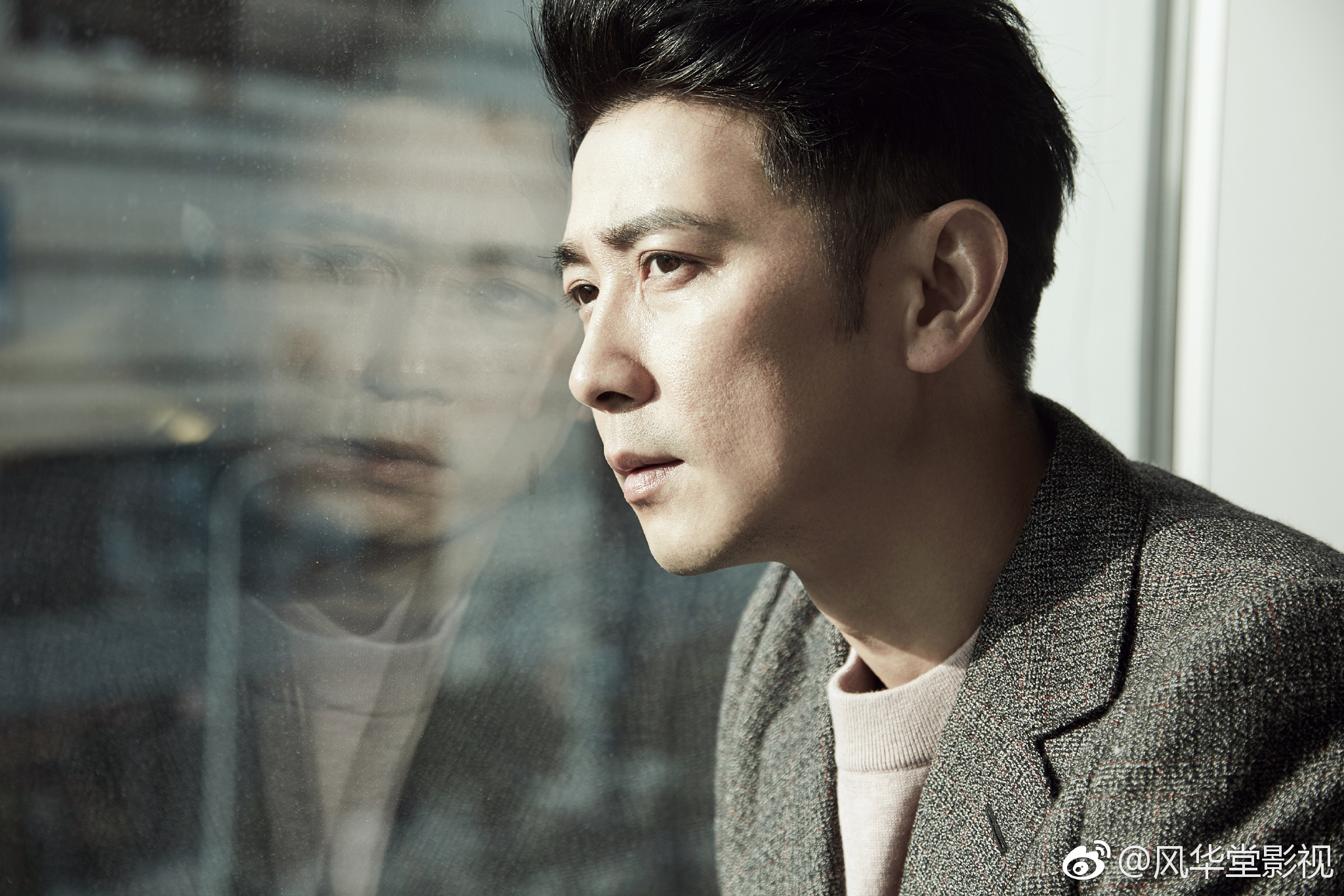 近日,@保剑锋 曝光了一组时尚大片.大片中他身穿灰色亚麻西装