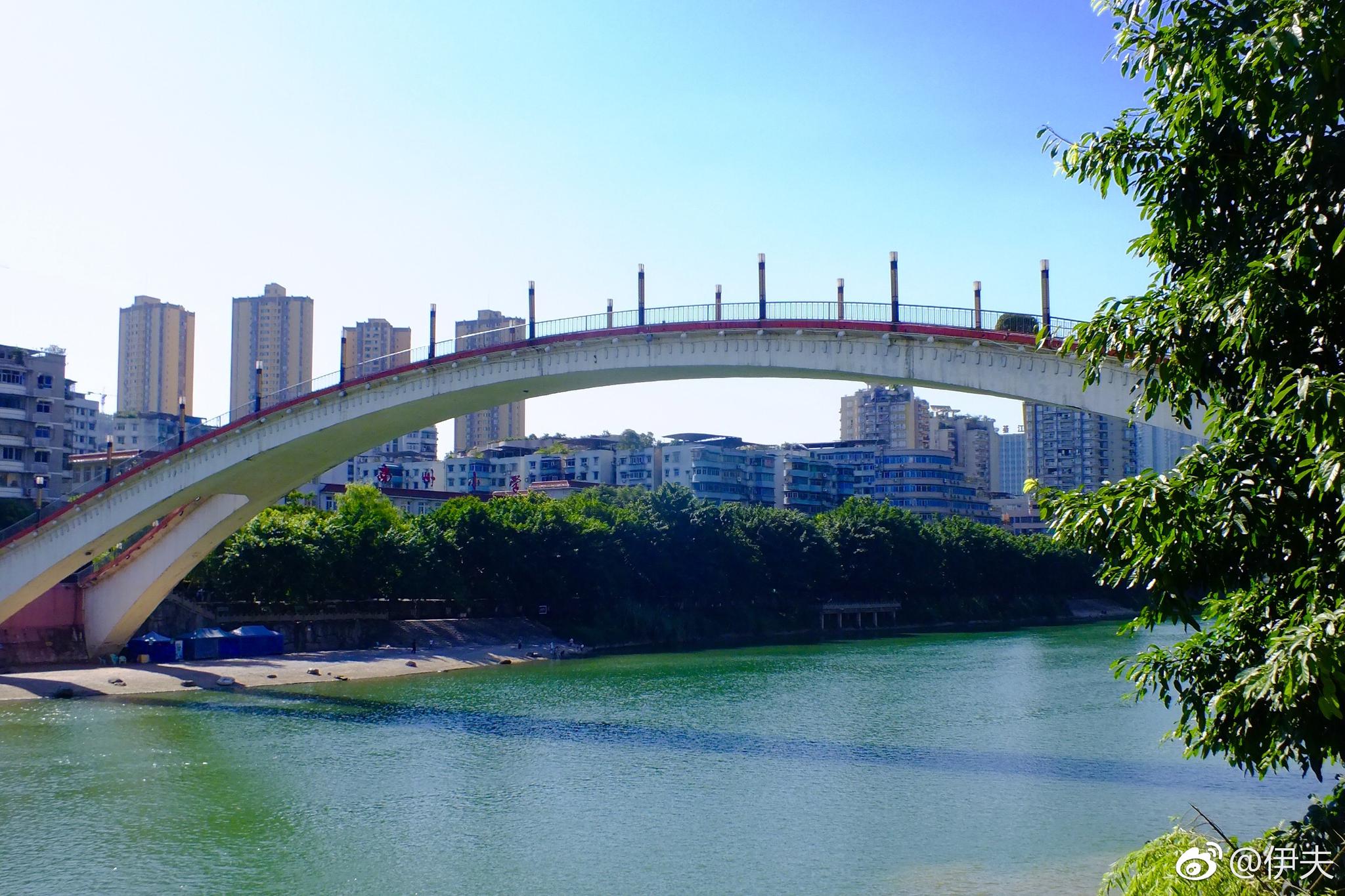 1999年1月4日傍晚号称綦江第一号形象工程的彩虹桥