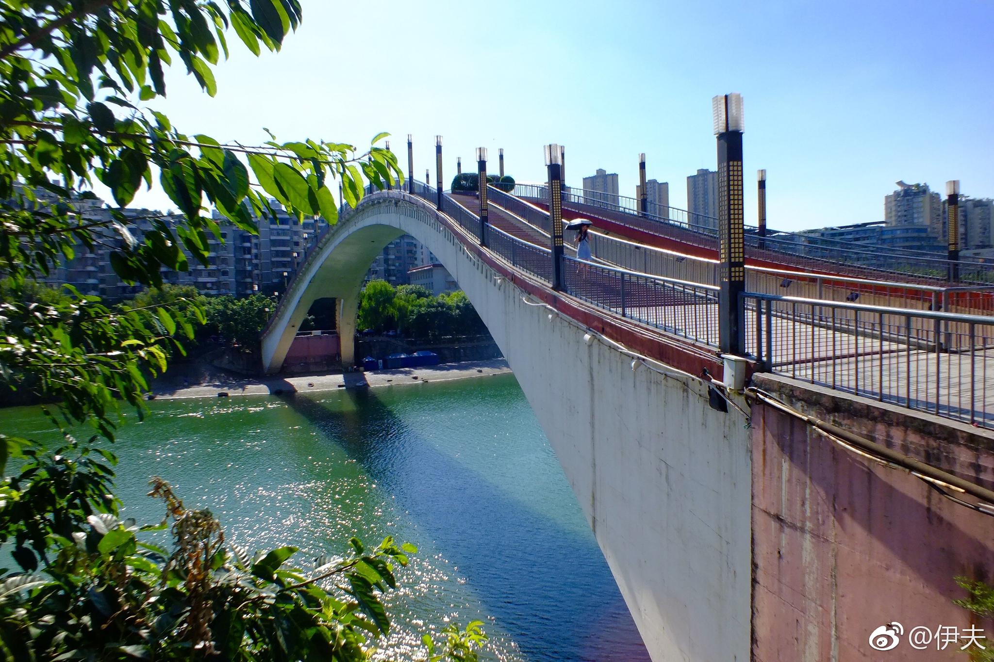 1999年1月4日傍晚,号称"綦江第一号形象工程"的彩虹桥