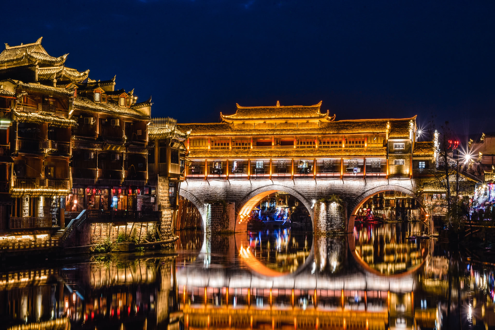 有多空虚的你,就有多空虚的凤凰古城!小谈凤凰古城的夜生活