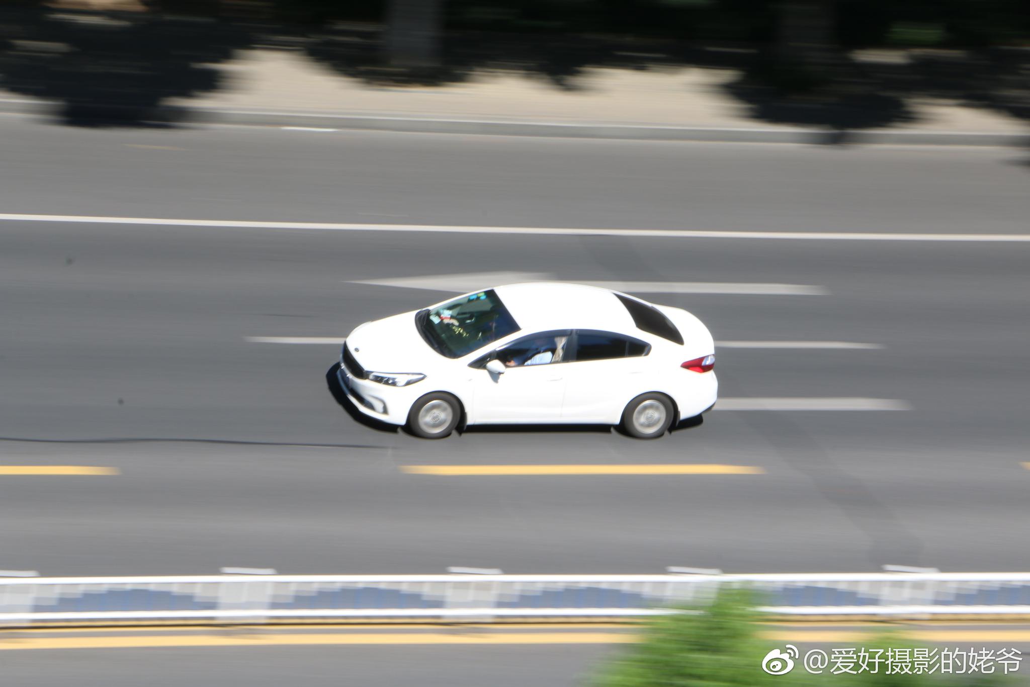 自行車和小汽車.學拍追焦.中午好!