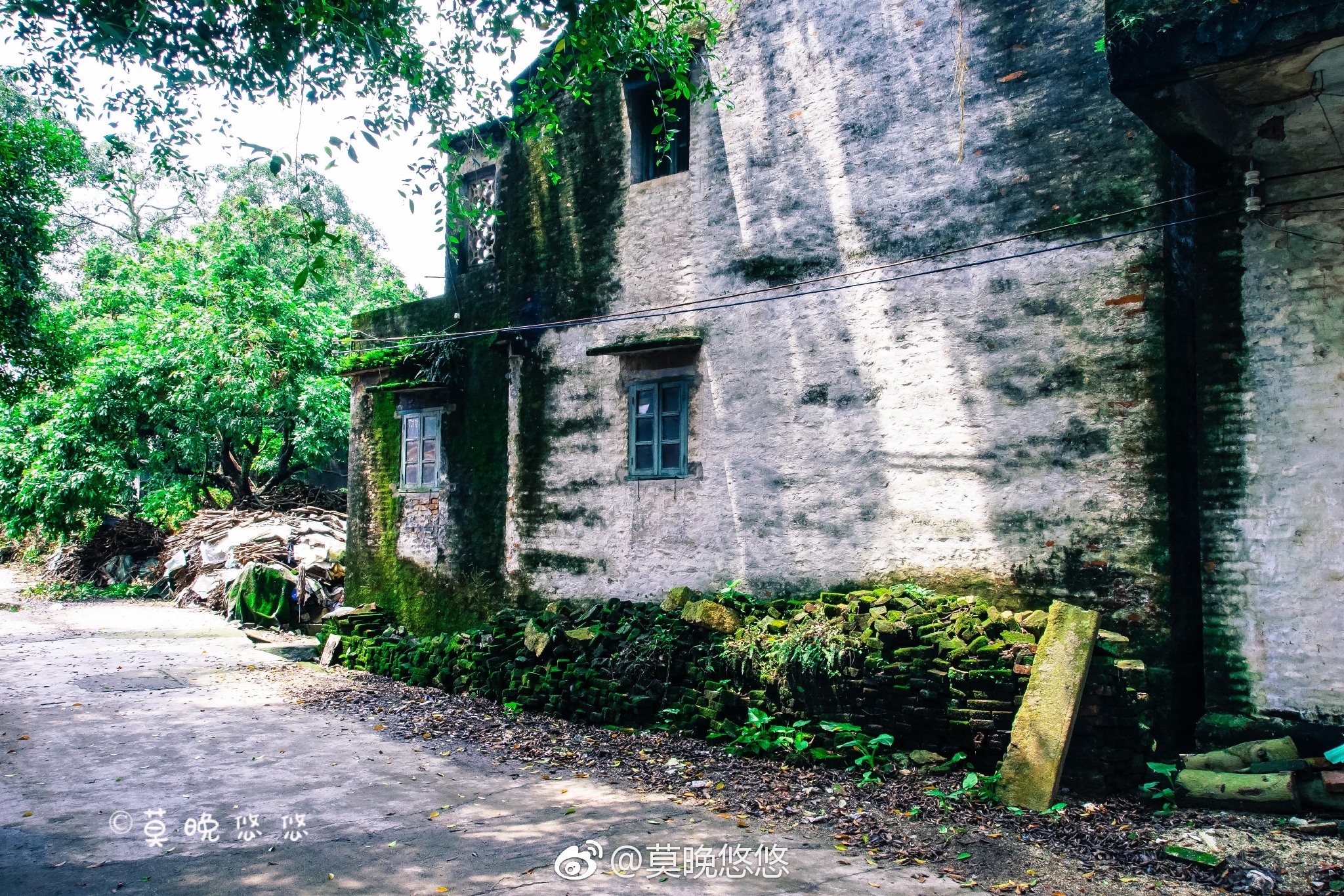 新会古井霞路村里阳光照在斑驳古老的墙上那都是时光的印记