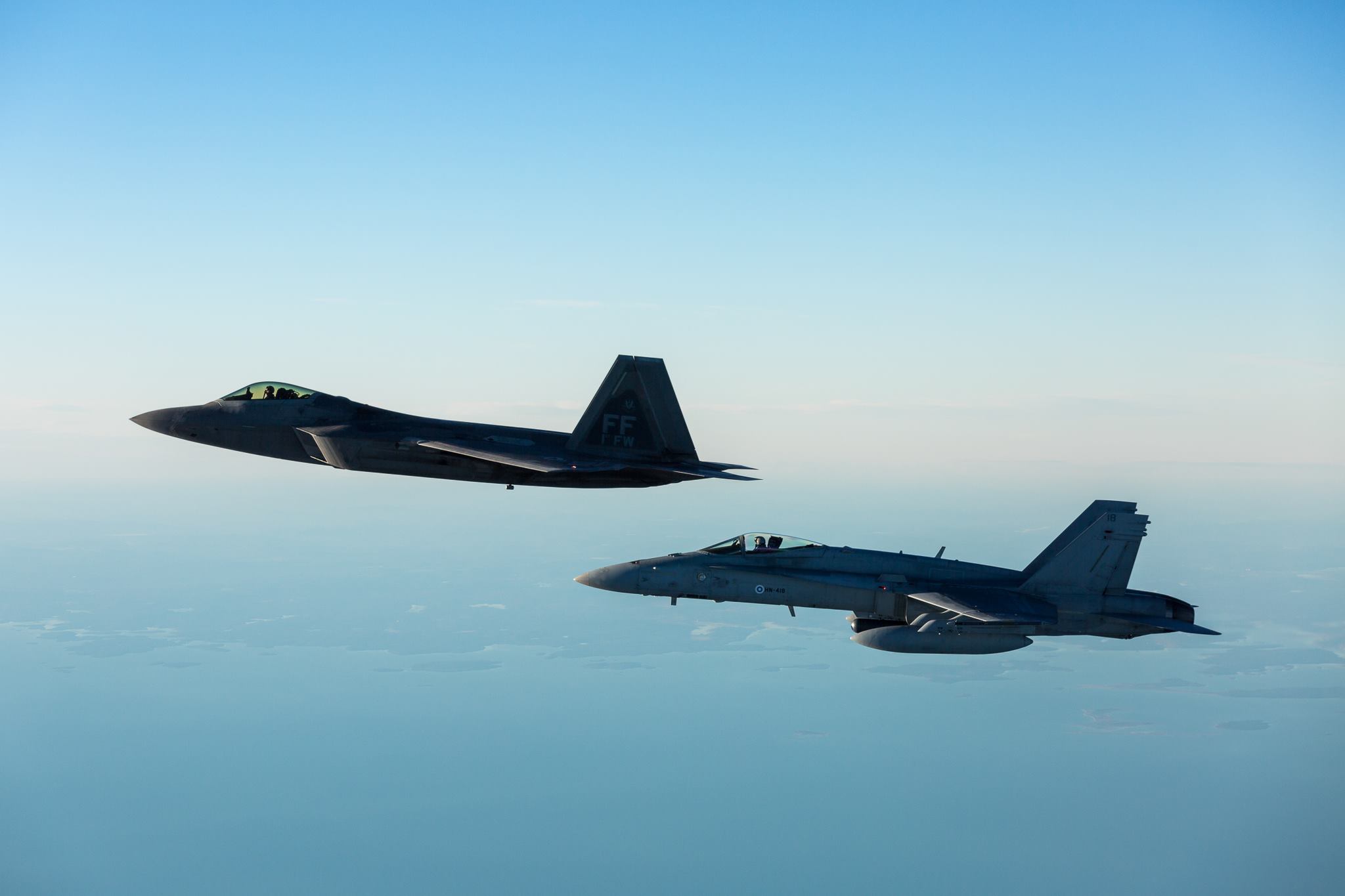 芬兰空军f/a-18"大黄蜂"战斗机首次参加在美国阿拉斯加举行的"红旗