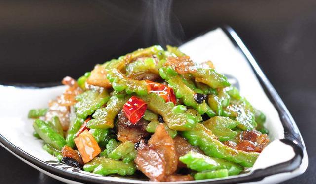 【材料】五花肉100g,苦瓜2条,姜10g,蒜10g,葱10g,生抽10g,料酒5g,鸡精