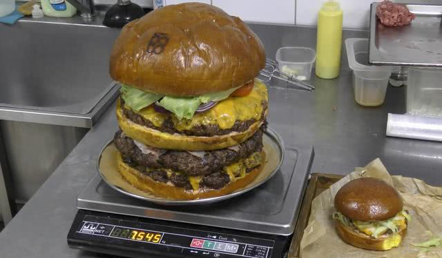 纽约大火的"巨无霸"牛肉汉堡,一个15斤,3个人只能吃掉一半