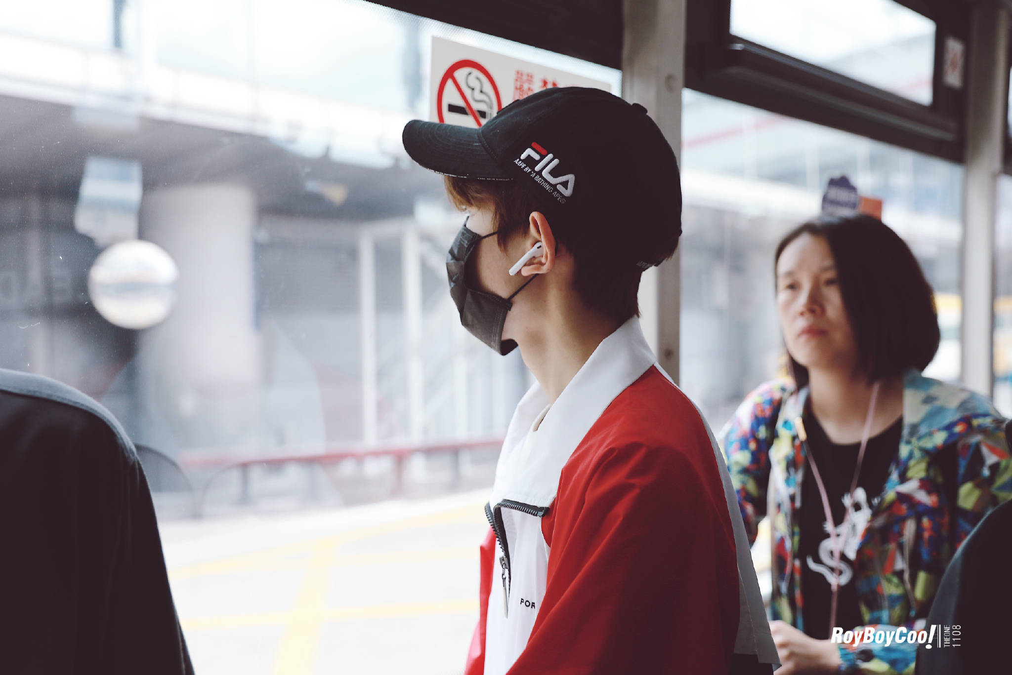 身穿红黑白三色外套,阳光青春的源哥启程回国|王源|三色|tfboys_新浪