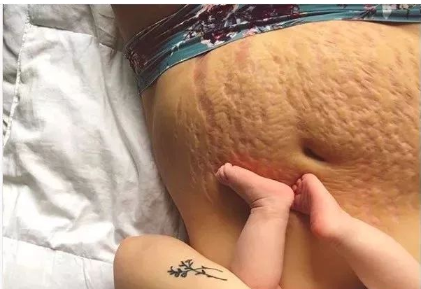 21岁漂亮妈妈生下四个孩子,发了一张照片把网友吓坏了!