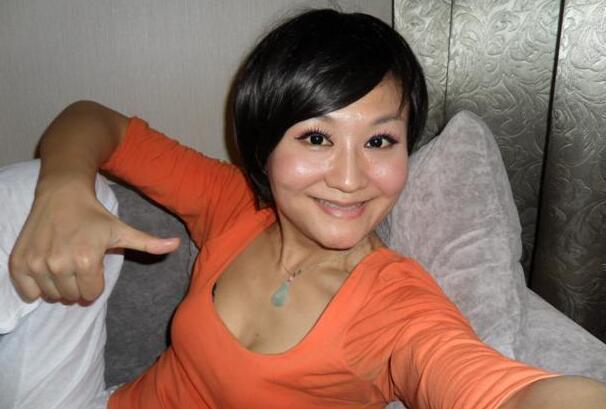 央视女主持嫁华裔丈夫,婚后遭家暴被逼吃过期食物,还被限制自由