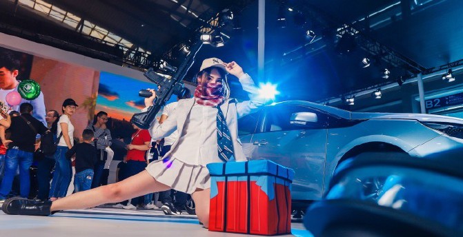 西安车展现吃鸡小姐姐,颜值爆表!