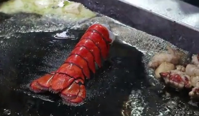 我见过最"豪华"的小吃,壳归壳肉归肉,顾客排长队来购买