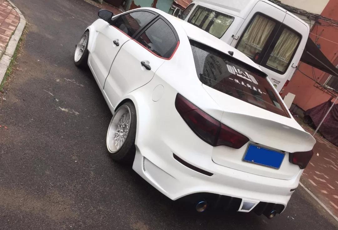 全国首例起亚k2宽体改装车,小众车也能玩出自己的风格!