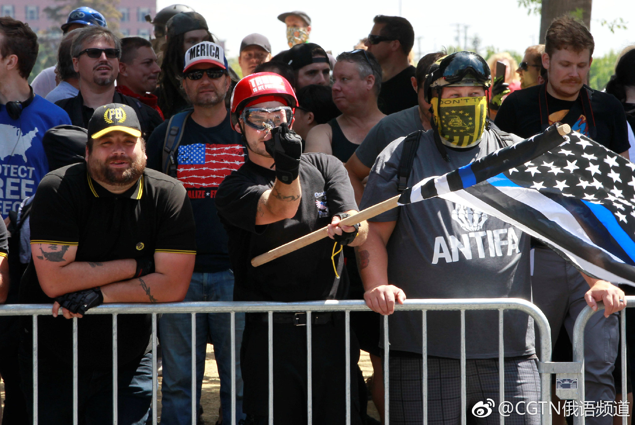 美国警方闪光弹驱逐极右翼团体集会 现场场面激烈