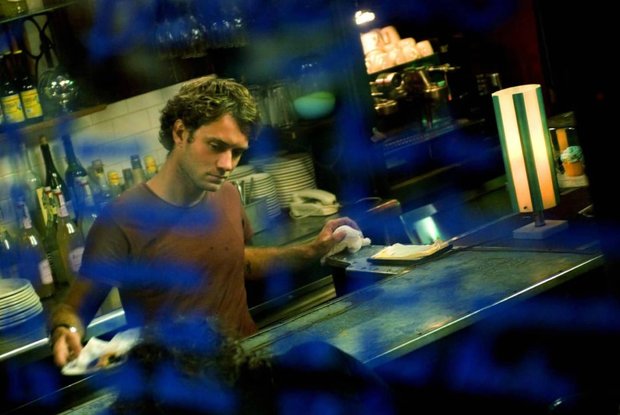 其实要过那条马路不难,就看谁在对面等你.王家卫《蓝莓之夜》