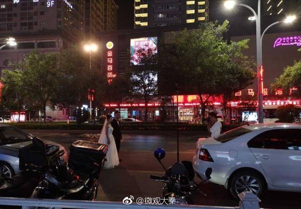 大晚上在马路上拍婚纱照