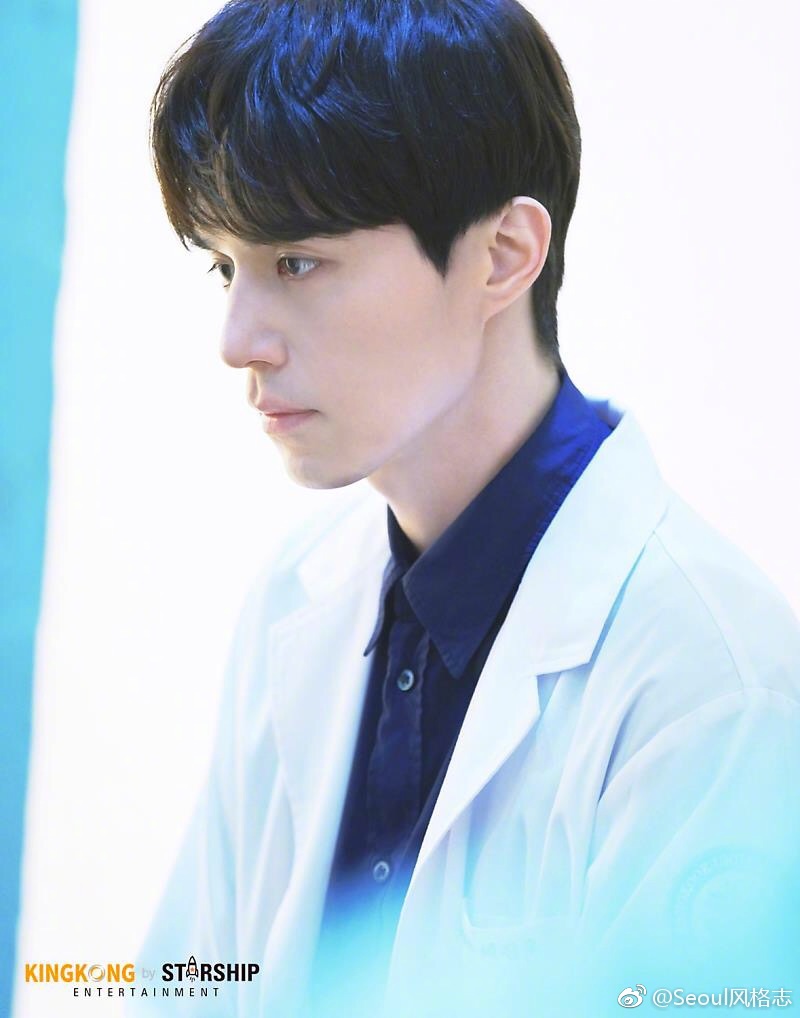 李栋旭在剧中饰演大学医院急救中心医生艺镇宇,帅气的医生你们pick吗?