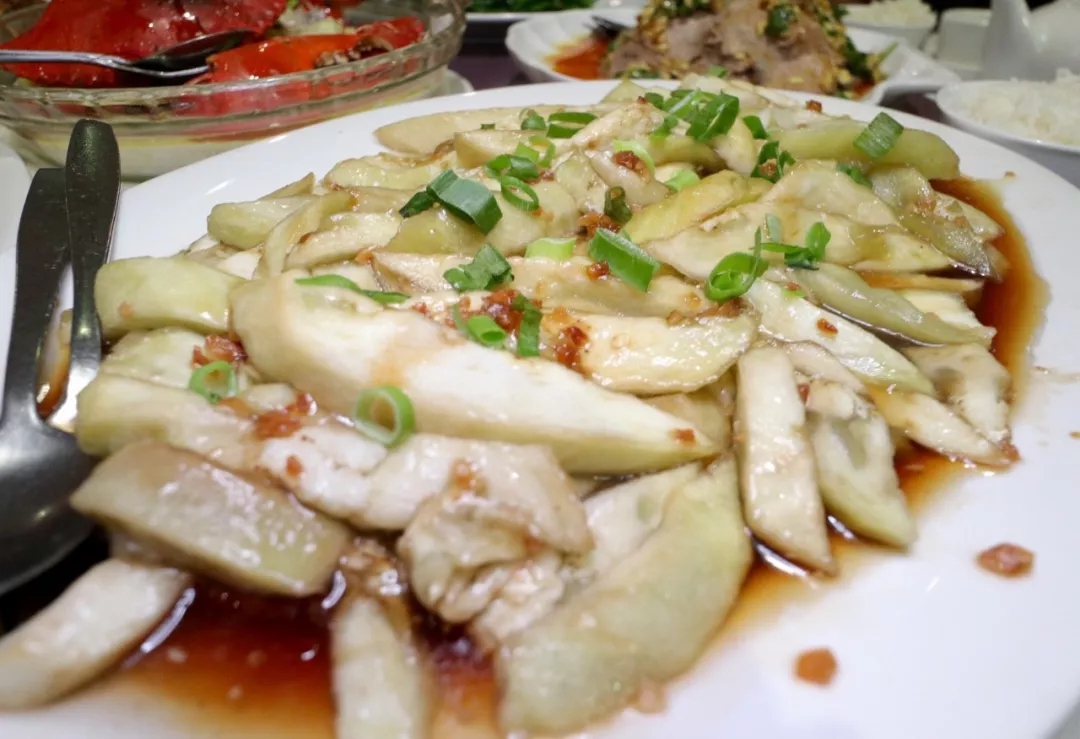 澳大利亚本地白茄子,煮软后仅用酱油调味,粤菜的原汁原味尽显无遗.