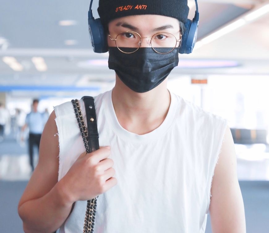 这回前往韩国的justin是素颜现身机场,之前做的断眉造型还在,就算没有