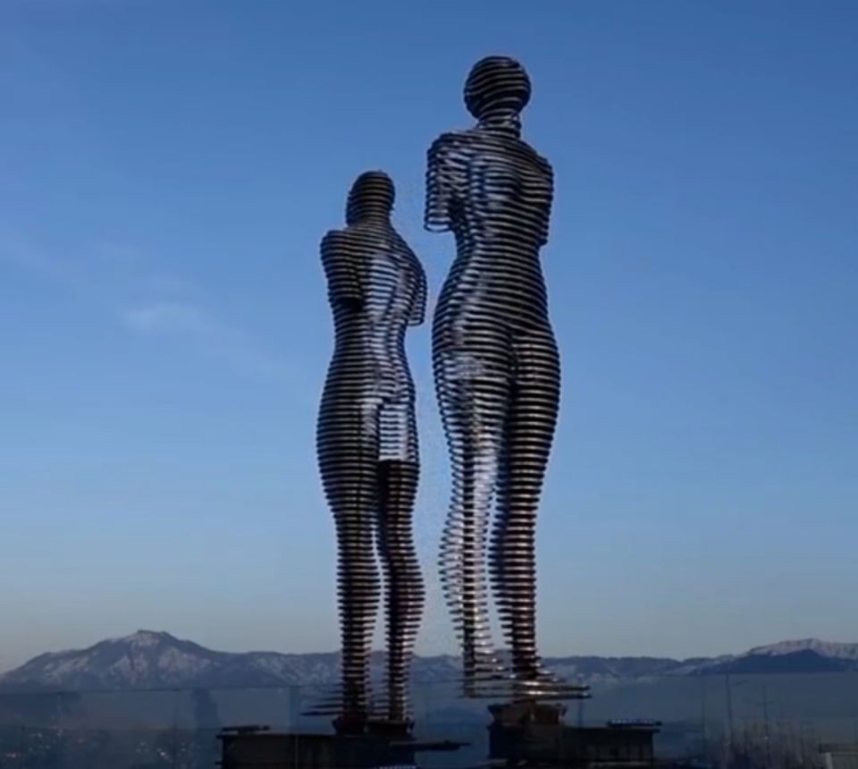 不锈钢雕塑背后的虐恋每晚七点身体交融10分钟后分离